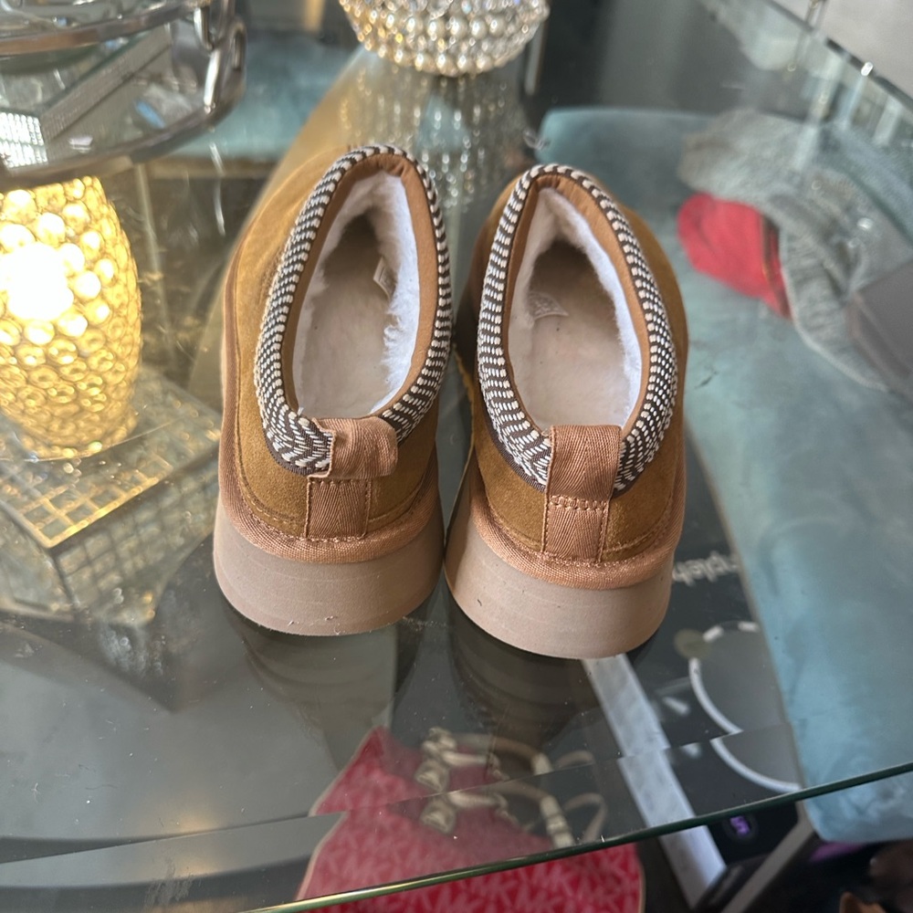 UGG Tan Women's Slippers with Striped Trim Brand New - Picture 4 of 6